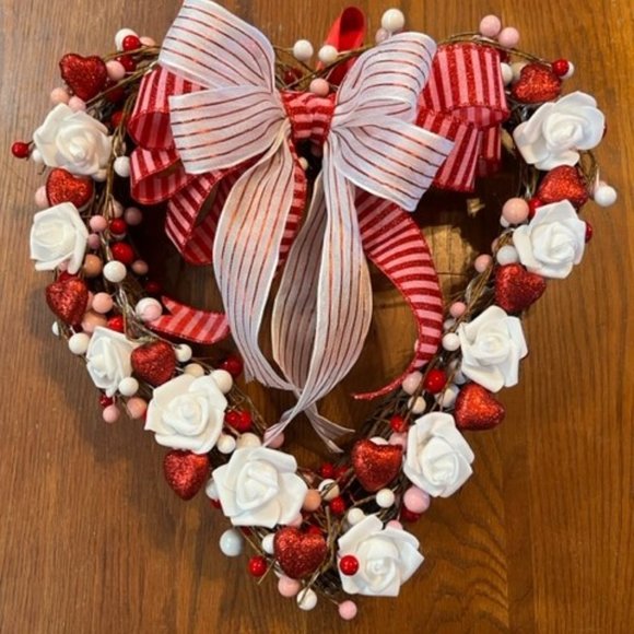 WICKER HEART with LITE WHITE ROSES - Picture 8 of 13